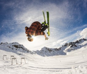 开云下载-莫兰特爆发撕裂防线，76人争冠战惊险战胜新疆队