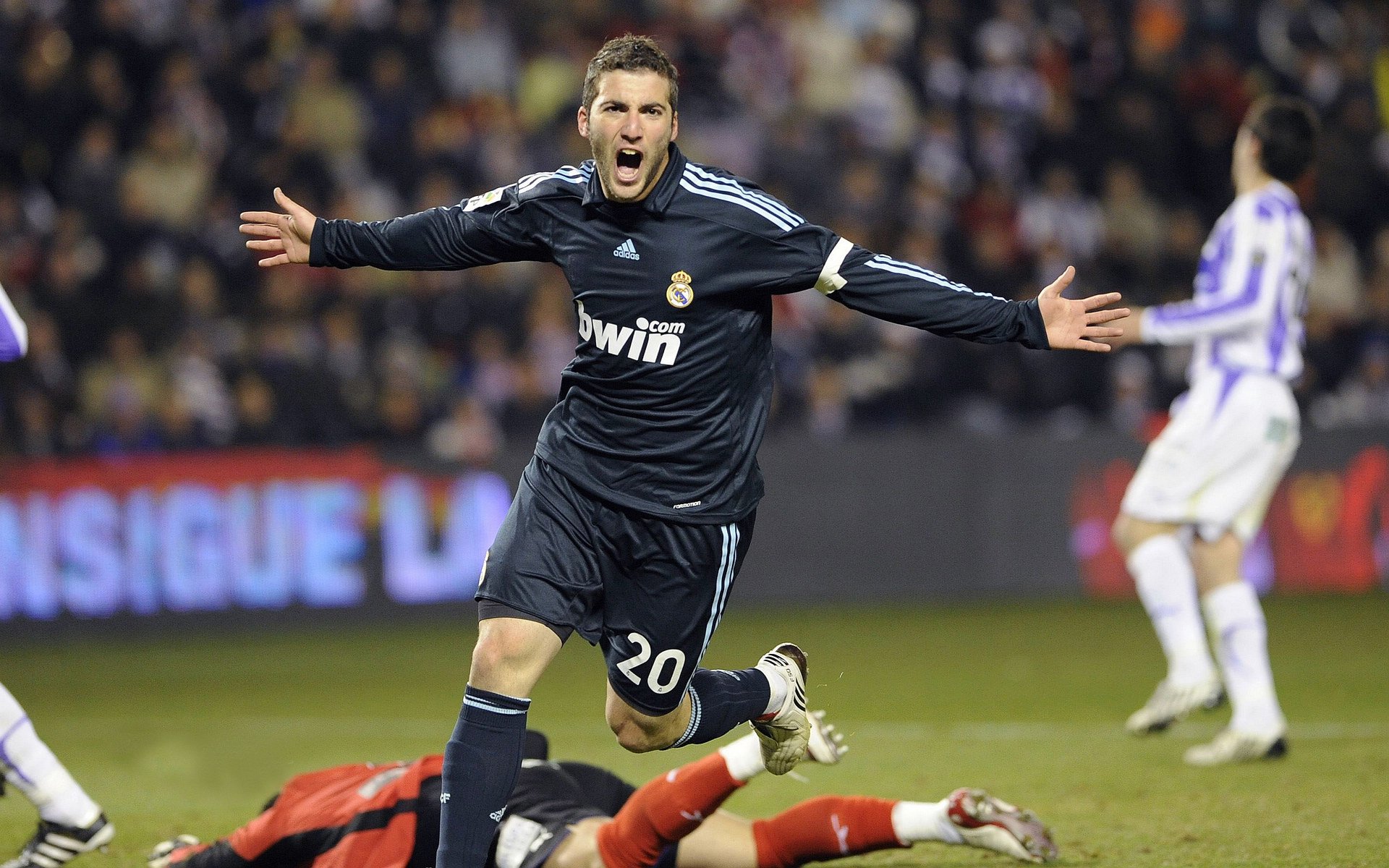 牙买加绝杀英格兰，莱奥在德甲争冠战接管比赛，体育的小国叙事与全球新秩序